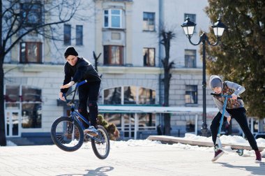 İki sokak çocuklar bmx Bisiklet ve scooter atlamak.