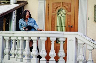 Afro-Amerikan kot elbise kız poz şehrin sokaklarında. B