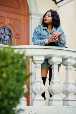 Afro-Amerikan kot elbise kız poz şehrin sokaklarında. B