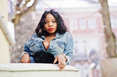 Afro-Amerikan kot elbise kız poz şehrin sokaklarında. B