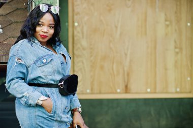 Afro-Amerikan kot elbise kız poz şehrin sokaklarında. B