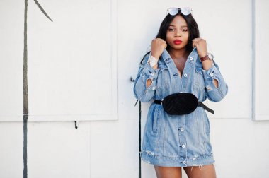 Afro-Amerikan kot elbise kız poz şehrin sokaklarında. B