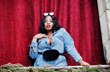 Afro-Amerikan kot elbise kız poz şehrin sokaklarında. B