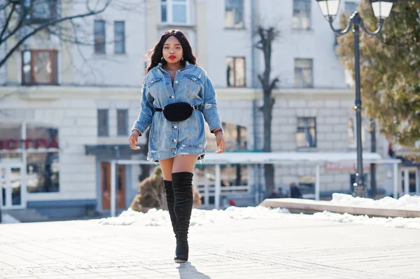 Menina afro-americana em jeans vestido posou nas ruas da cidade. B — Fotografia de Stock