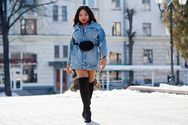 Afrikanisch-amerikanisches Mädchen im Jeanskleid posierte auf den Straßen der Stadt. b — Stockfoto