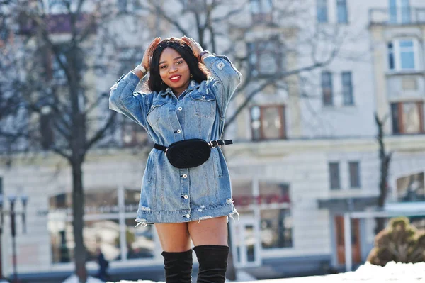 African american in spijkerbroek meisjeskleding gesteld op de straten van de stad. B — Stockfoto