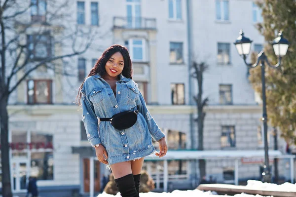 Afrikanisch-amerikanisches Mädchen im Jeanskleid posierte auf den Straßen der Stadt. b — Stockfoto