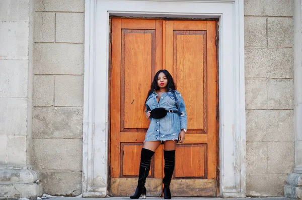 Menina afro-americana em jeans vestido posou nas ruas da cidade. B — Fotografia de Stock