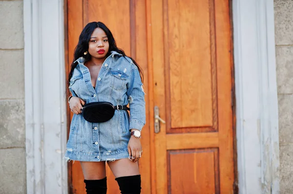 Africké americké dívky v džíny šaty představuje na ulicích města. B — Stock fotografie
