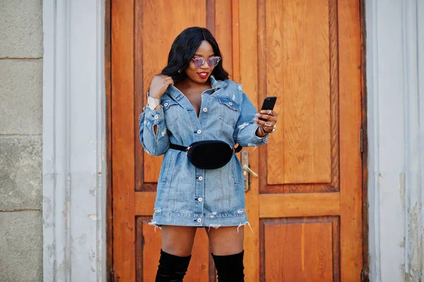 Menina afro-americana em jeans vestido e óculos de sol olhou para mo — Fotografia de Stock