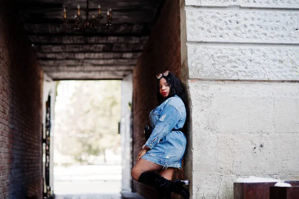 Chica afroamericana en jeans vestido posado en las calles de la ciudad. B) — Foto de Stock