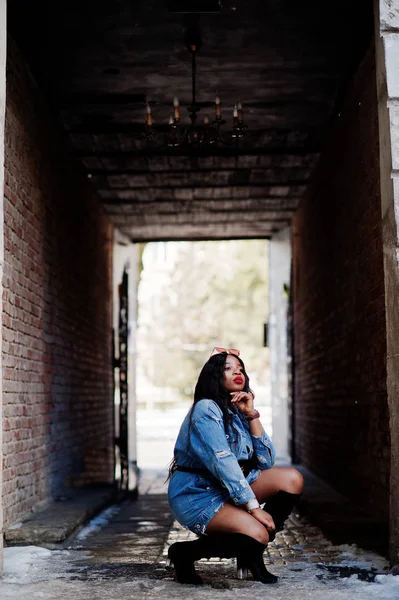 Chica afroamericana en jeans vestido posado en las calles de la ciudad. B) — Foto de Stock