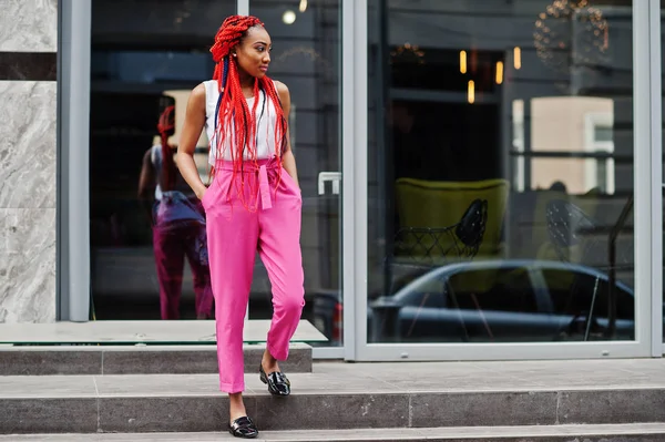 Модная африканская девушка в розовых штанах и красных страшилках. — стоковое фото