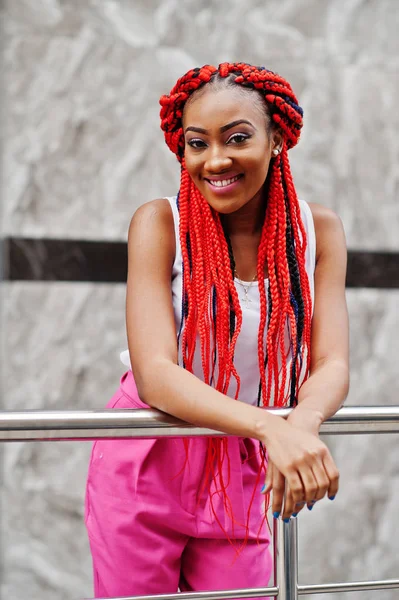 Chica afroamericana de moda en pantalones rosas y rastas rojas p — Foto de Stock