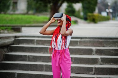 Moda Afro-Amerikan iş kadını pembe pantolon ve re