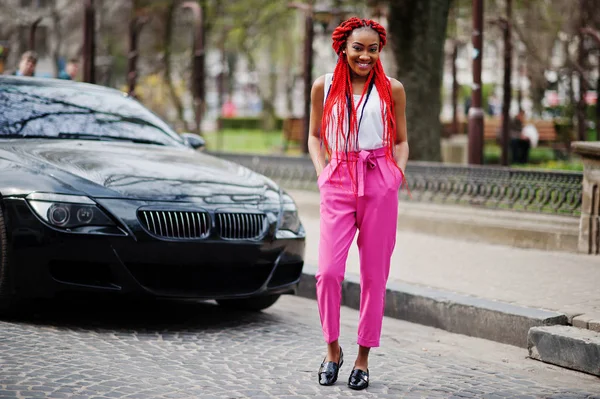 Fille afro-américaine à la mode au pantalon rose et dreads rouges p — Photo