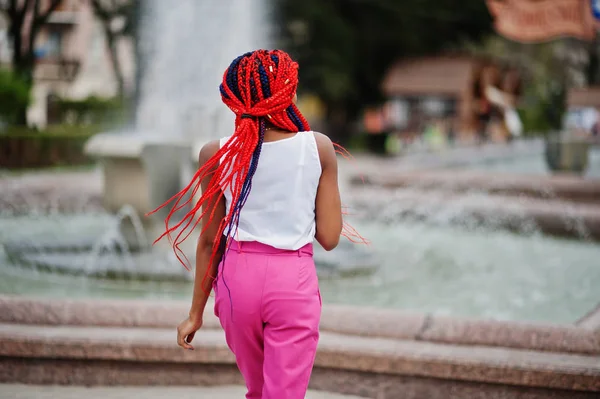 Fille afro-américaine à la mode au pantalon rose et dreads rouges p — Photo