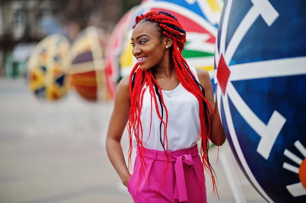 Chica afroamericana de moda en pantalones rosas y rastas rojas p — Foto de Stock