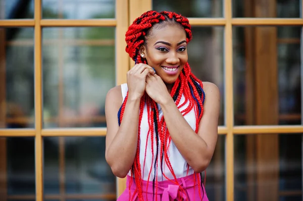 Μόδας κορίτσι αφρικανική αμερικανική ροζ παντελόνι και κόκκινο φόβους p — Φωτογραφία Αρχείου