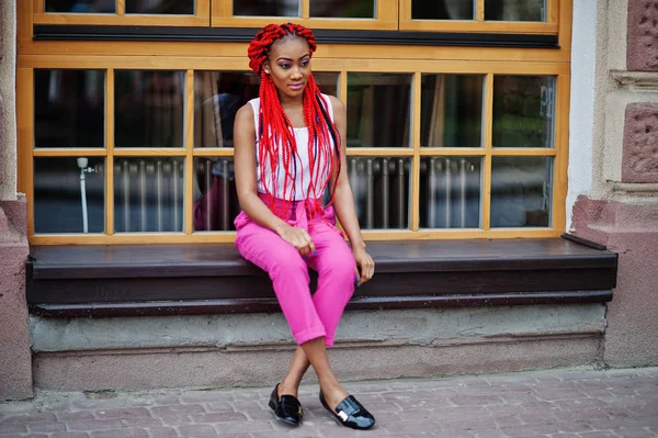 Fille afro-américaine à la mode au pantalon rose et dreads rouges p — Photo