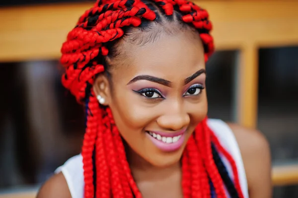 Fashionable african american girl at pink pants and red dreads p — Stock Photo, Image