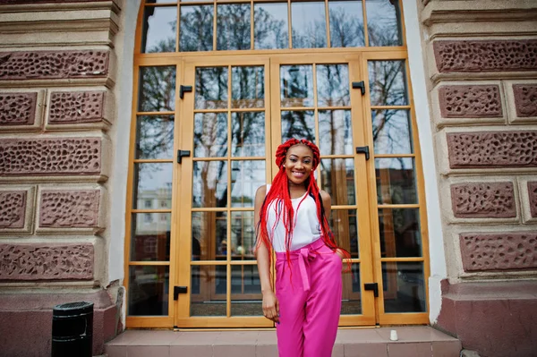 Menina americana africana na moda em calças rosa e temores vermelhos p — Fotografia de Stock