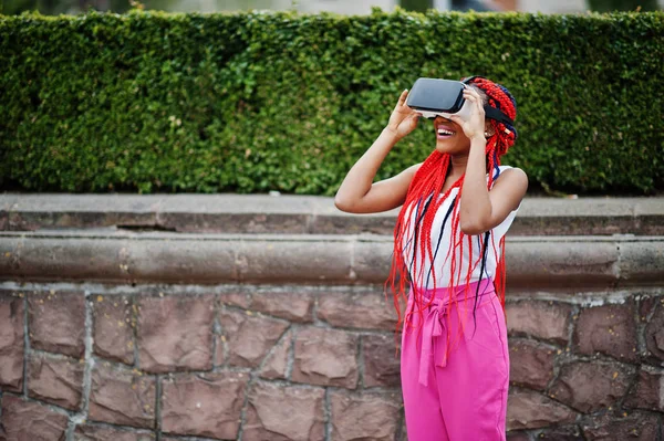 Moda Afro-Amerikan iş kadını pembe pantolon ve re