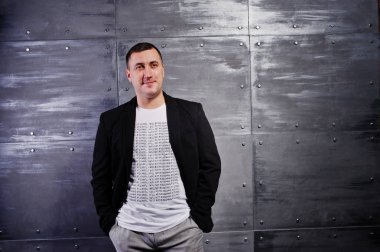 Çelik arka plan karşı rahat kıyafetli adam portresi stüdyo.