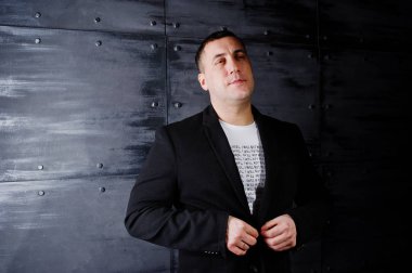 Çelik arka plan karşı rahat kıyafetli adam portresi stüdyo.
