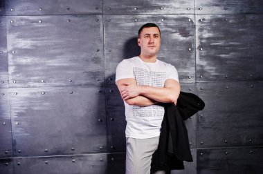 Çelik arka plan karşı rahat kıyafetli adam portresi stüdyo.