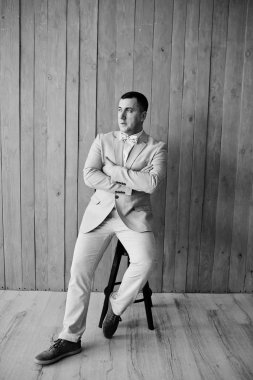 Ahşap arka plan karşı takım elbiseli adam portresi stüdyo.