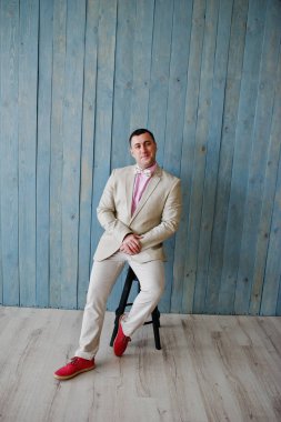 Ahşap arka plan karşı takım elbiseli adam portresi stüdyo.