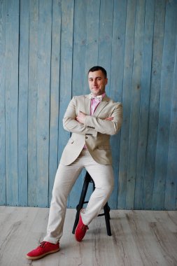 Ahşap arka plan karşı takım elbiseli adam portresi stüdyo.