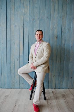 Ahşap arka plan karşı takım elbiseli adam portresi stüdyo.