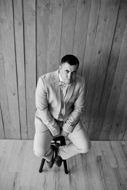 Ahşap arka plan karşı takım elbiseli adam portresi stüdyo.