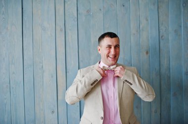 Ahşap arka plan karşı takım elbiseli adam portresi stüdyo.