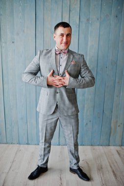 Ahşap arka plan karşı takım elbiseli adam portresi stüdyo.