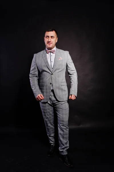 Gri takım elbise ve kravat siyah ba karşı adam portresi stüdyo — Stok fotoğraf