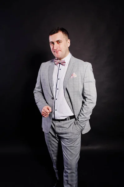 Gri takım elbise ve kravat siyah ba karşı adam portresi stüdyo — Stok fotoğraf