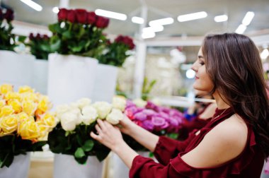 Çiçek, kırmızı satın çıtır esmer kız mağaza.