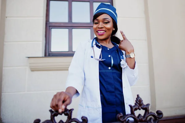 非洲裔美国人医生用听诊器摆在室外. — 图库照片