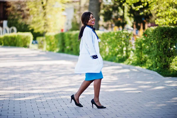 Médico afroamericano femenino con estetoscopio posado al aire libre . — Foto de Stock