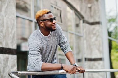 Şık Afro-Amerikan çocuk gri kazak ve siyah sunglasse
