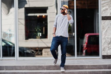 Şık Afro-Amerikan çocuk gri kazak ve siyah sunglasse