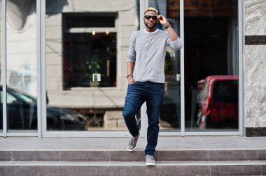 Şık Afro-Amerikan çocuk gri kazak ve siyah sunglasse
