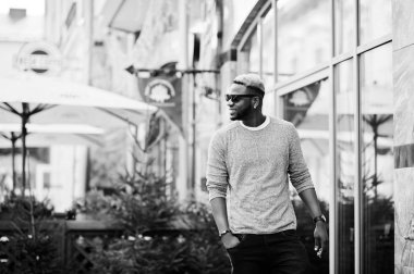 Şık Afro-Amerikan çocuk gri kazak ve siyah sunglasse