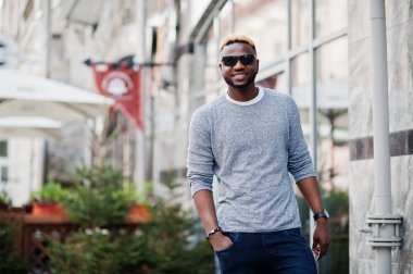 Şık Afro-Amerikan çocuk gri kazak ve siyah sunglasse