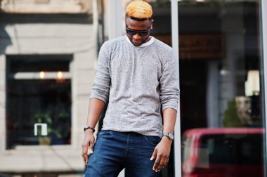 Şık Afro-Amerikan çocuk gri kazak ve siyah sunglasse