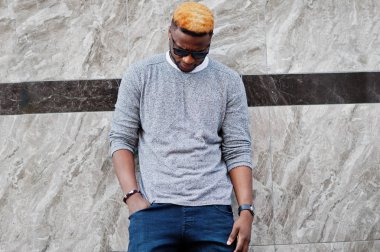 Şık Afro-Amerikan çocuk gri kazak ve siyah sunglasse