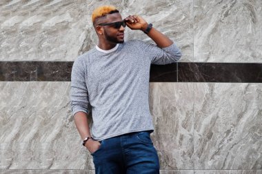Şık Afro-Amerikan çocuk gri kazak ve siyah sunglasse